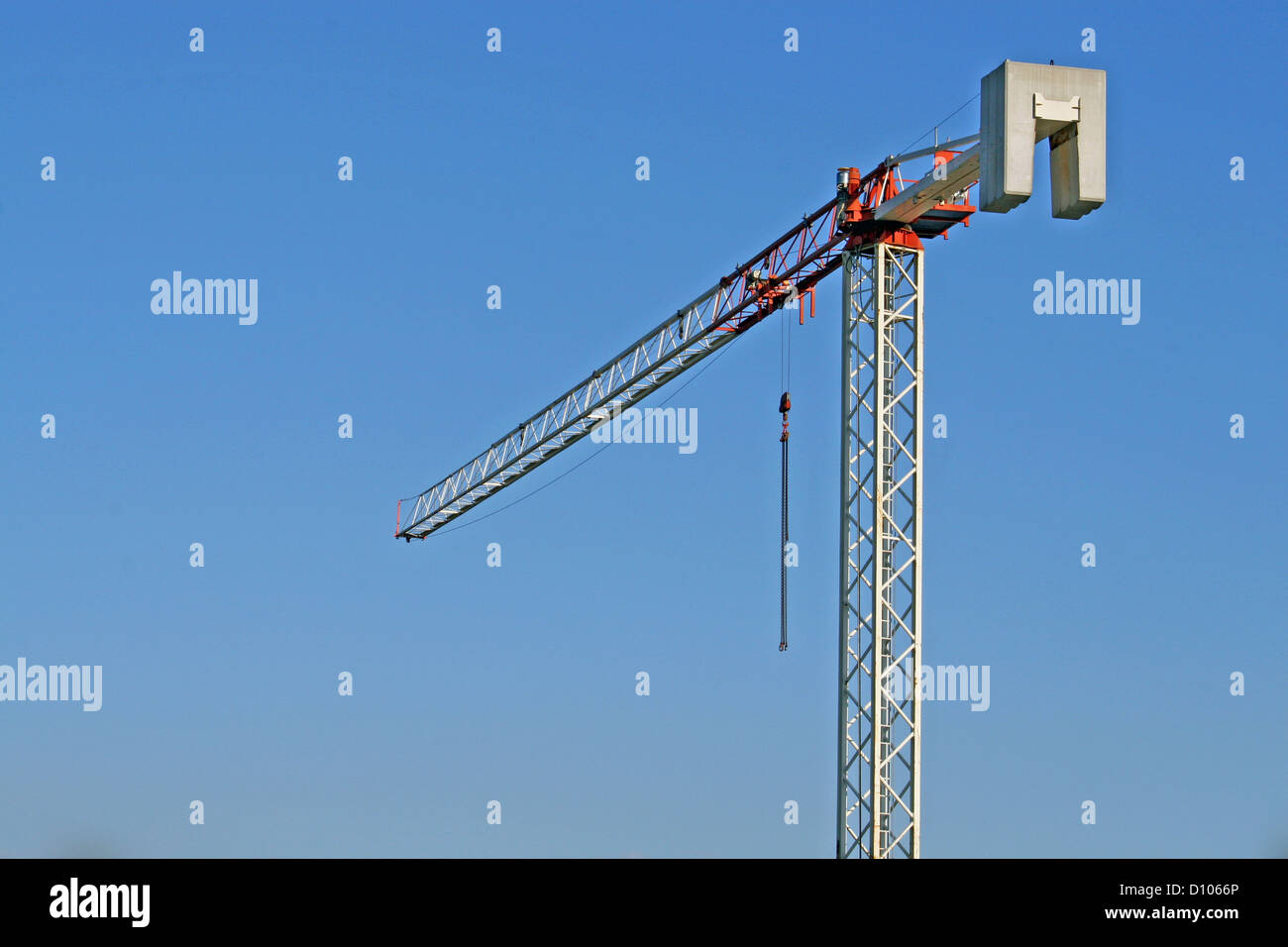 Hohen Kran Eisen und Stahl in den Bau eines Gebäudes auf einer Baustelle verwendet Stockfoto
