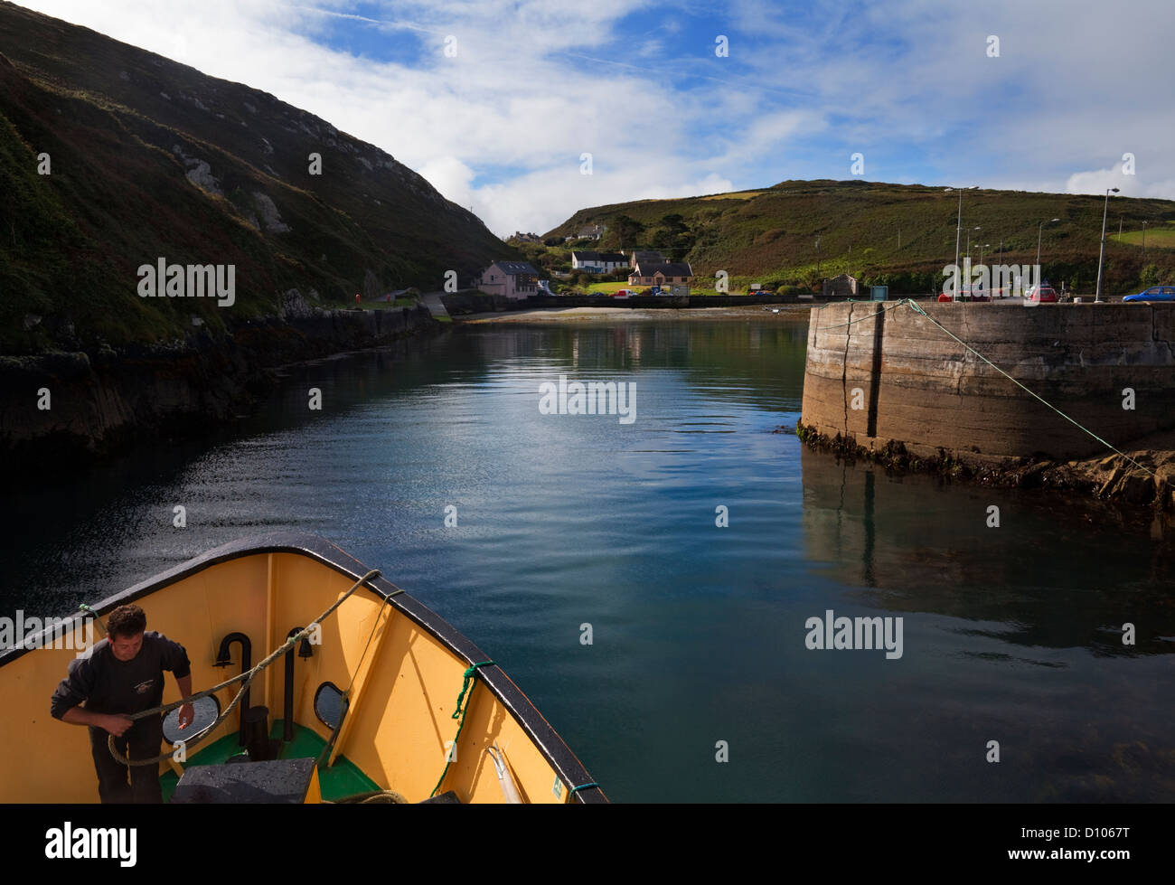 Die Fähre nähert sich der Nordhafen, Cape Clear Island, County Cork, Irland. Stockfoto
