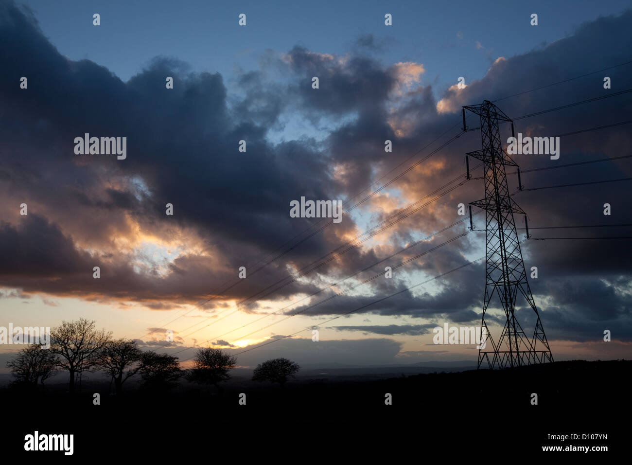 National Grid Pylonen am Abend Licht, England, UK Stockfoto