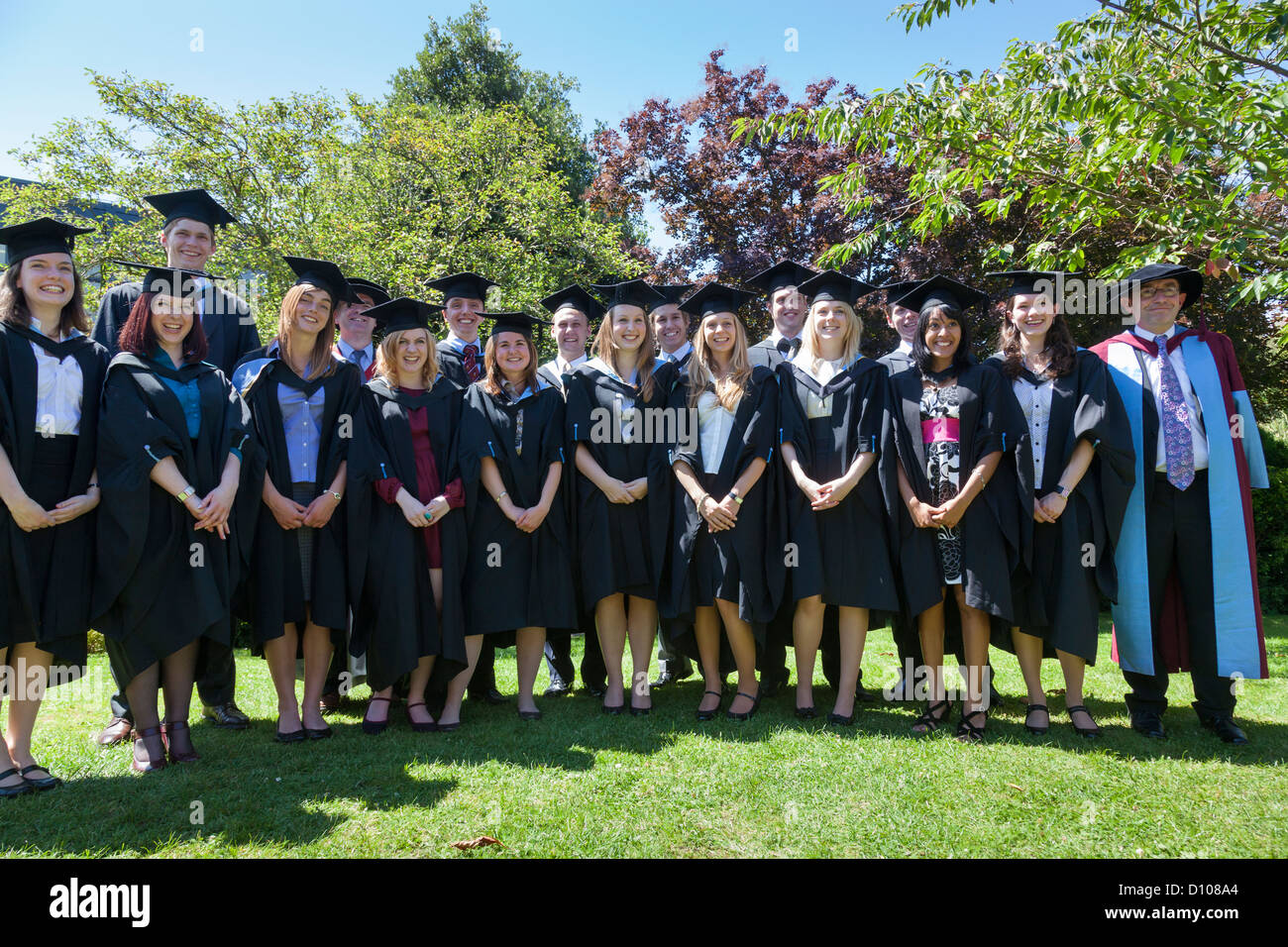 Absolventen und ihre Dozenten aus der Ingenieurschule von der University of Southampton, England, montieren für ein Gruppenfoto. Stockfoto