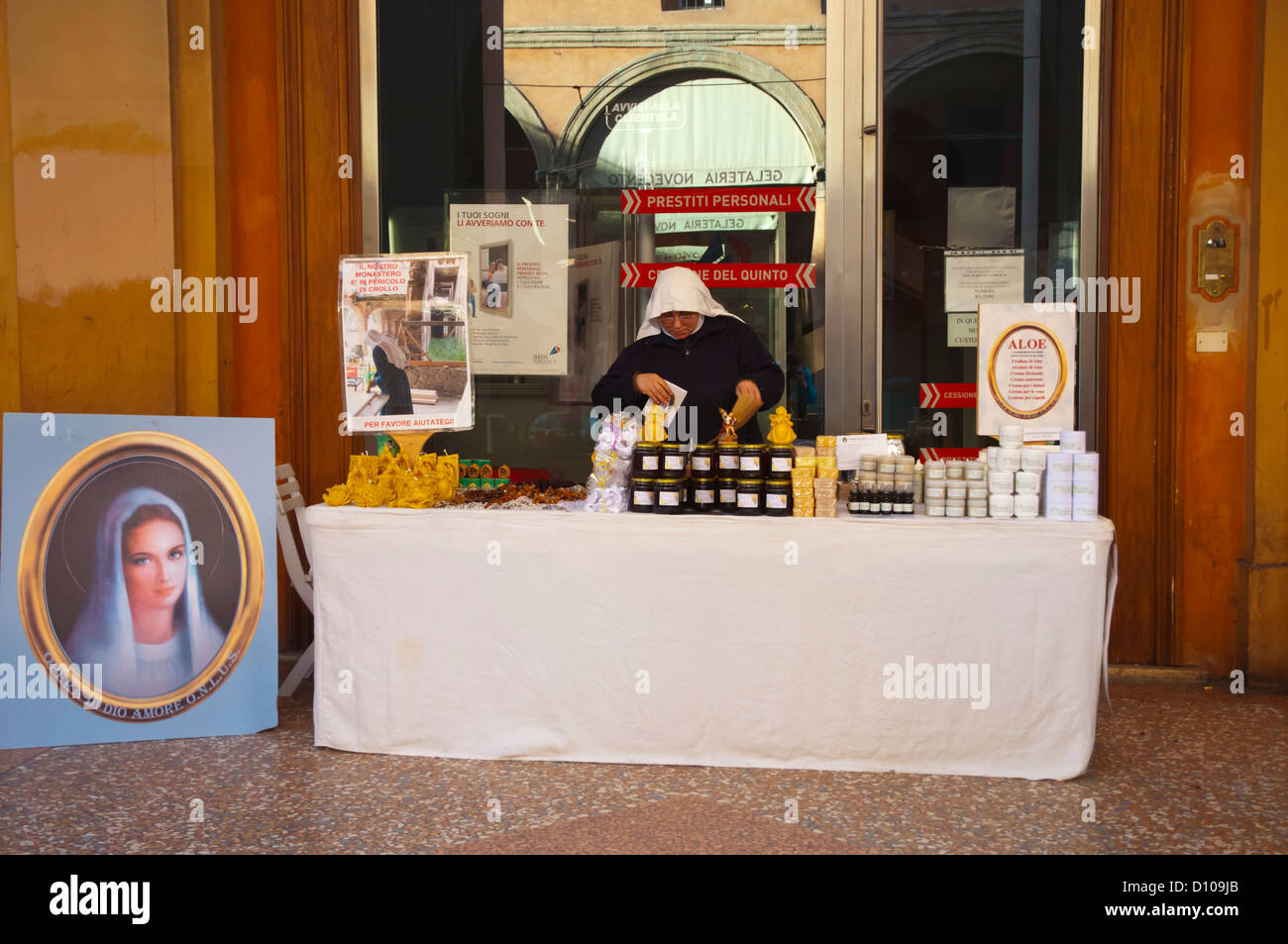 Nonne in einem örtlichen Kloster Via Indipendenza Straße zentrale Bologna Stadt Region Emilia-Romagna Italien hergestellten Produkte zu verkaufen Stockfoto