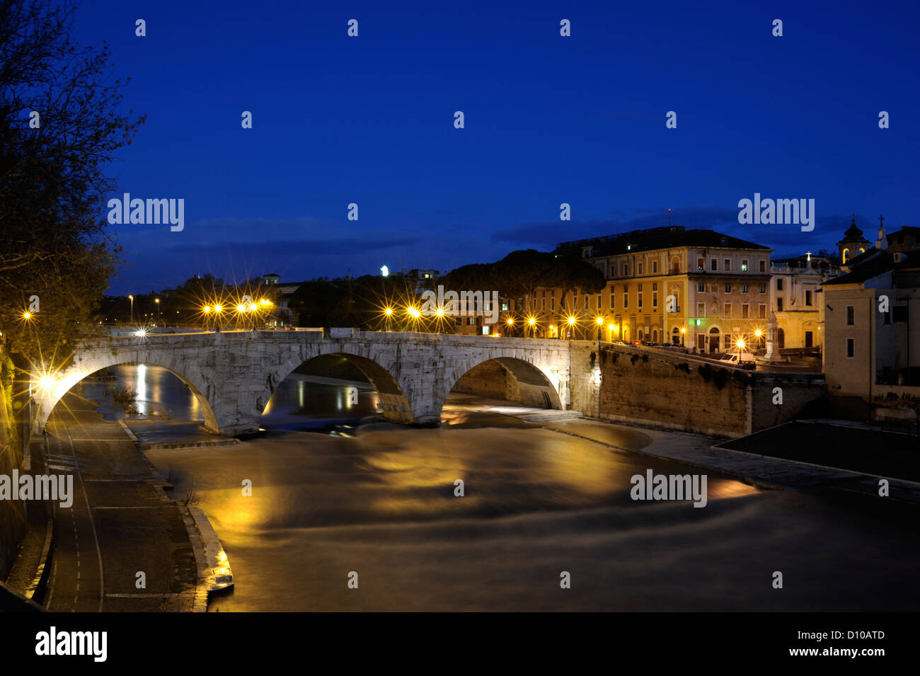 Italien, Rom, Tiber, Isola Tiberina bei Nacht Stockfoto