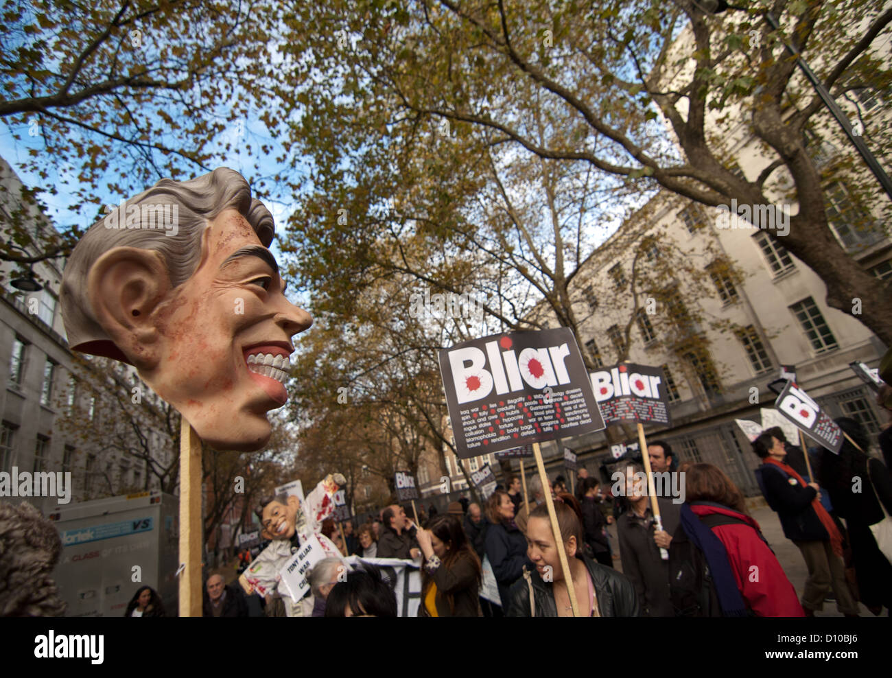Eine gefälschte Kopf von Blair auf einem Stick. Anti-Kriegs-Aktivisten versammelten sich außerhalb des University College London (UCL). Stockfoto