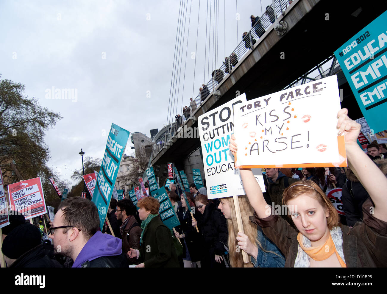 "Tory Farce" Demonstrant mit Plakat der Studenten Demo bei 2012 in London. Stockfoto