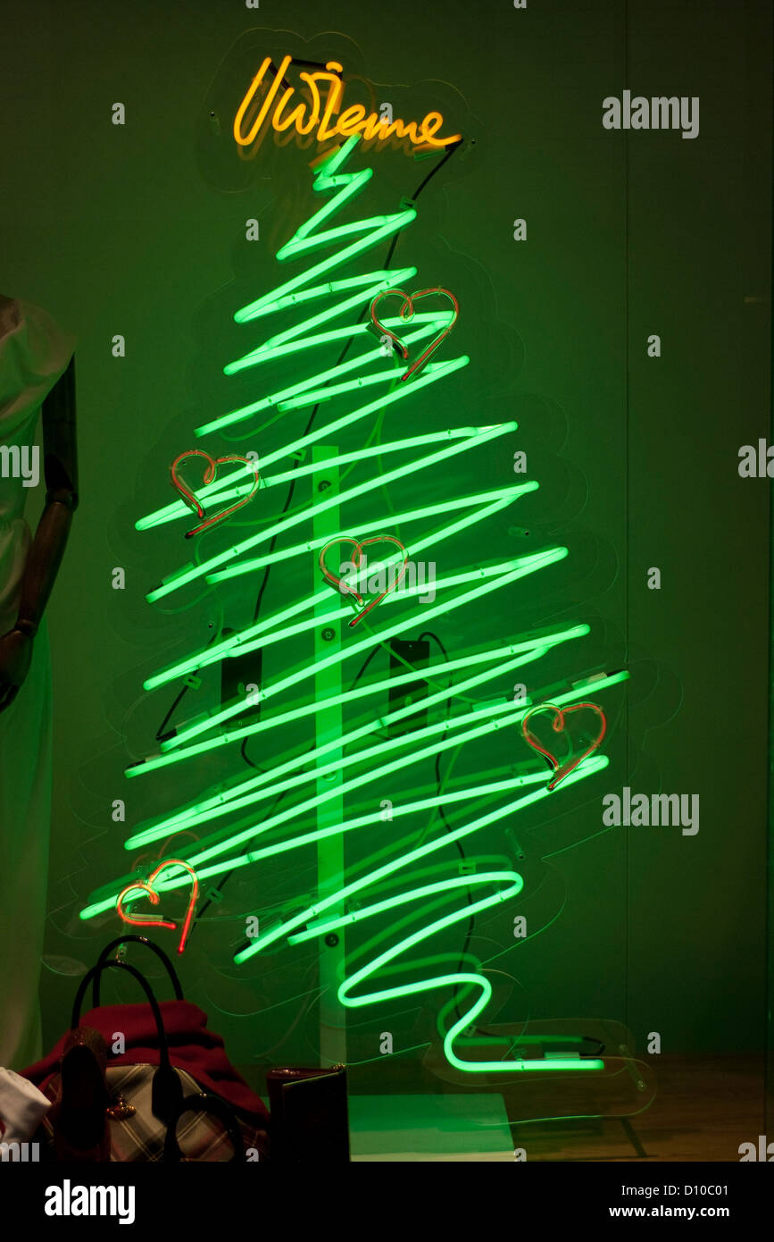 London Fashion Designerin Vivienne Westwood Weihnachtsbaum grün Neon Beleuchtung der Retail shop Fenster in der Nacht in Cardiff, Wales UK KATHY DEWITT Stockfoto