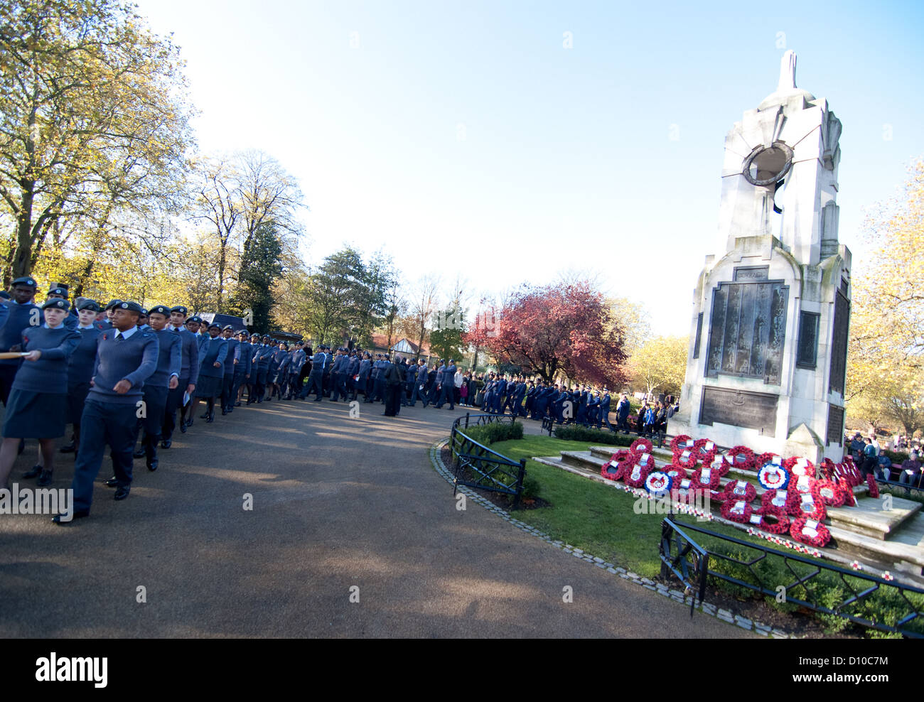 Mitglied der Newham Cornwell VC Meer Kadetten marschieren durch Central Park East Ham Erinnerung Sonntag 2012 Stockfoto