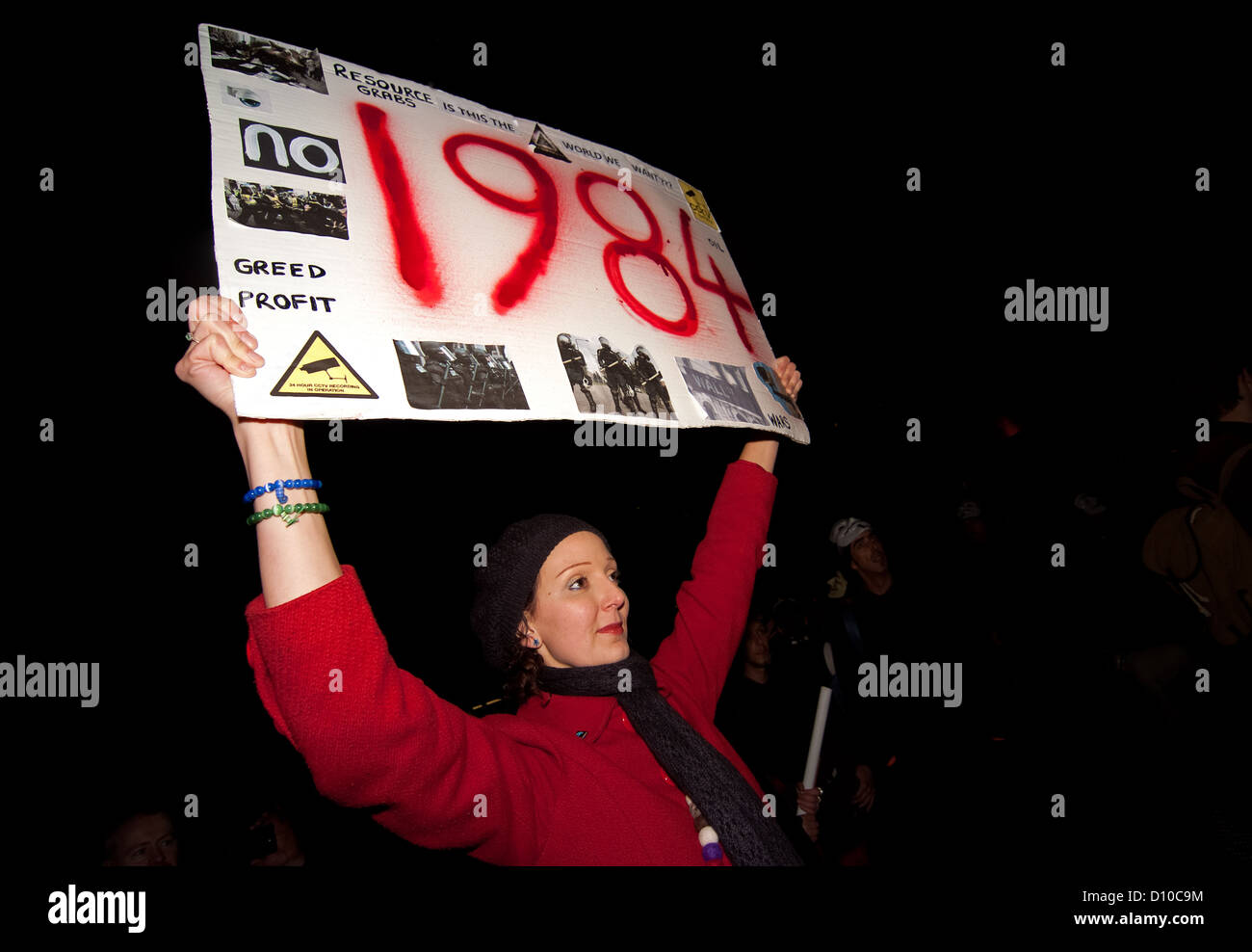 Ein Demonstrant hält ein Plakat während der Operation Vendetta Protest Treffpunkt am Trafalgar Square. Stockfoto