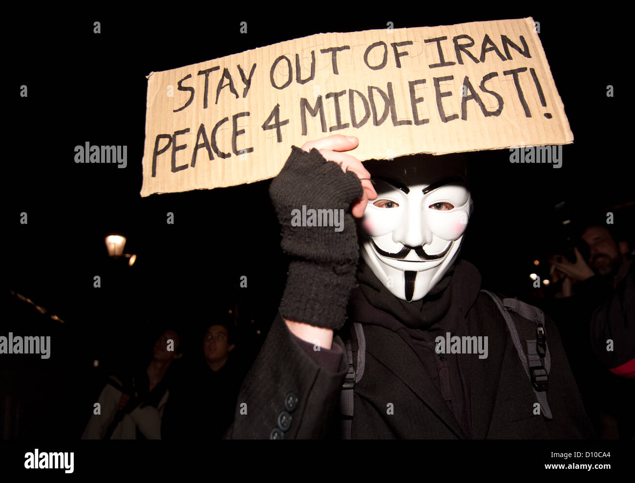 Ein Mitglied von Anonymous hält ein Plakat während der Operation Vendetta Protestkundgebung. Anonymous marschierten, The Houses of Parliament Stockfoto