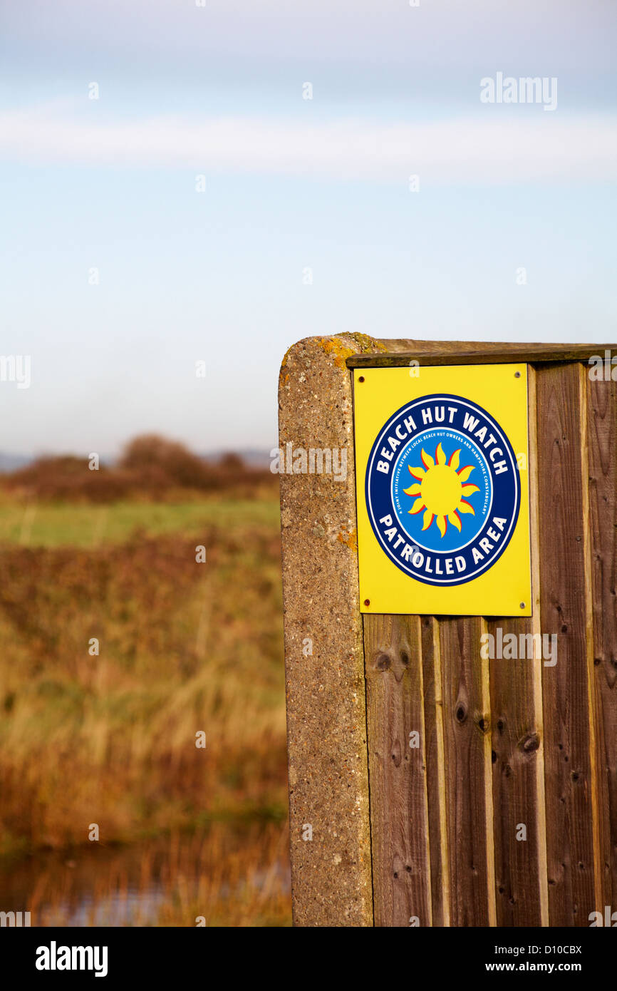 Strand-Hütte-Uhr patrouillierten Bereich Schild am Calshot, Hampshire im November Stockfoto