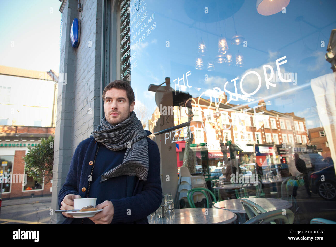 Salusbury Reformhäuser, NW6 Salusbury Road, London, UK. 04.12.2012 Bild zeigt Robert Claassen, der Besitzer eines einsamen Food Shop und Coffee-Shop, erschienen auf ITV News und erklärte, dass er "wütend", dass er bezahlt mehr Körperschaftsteuer als Starbucks, eröffnet ein Geschäft genau gegenüber in der High Street von seiner Nahrung, speichern Räumlichkeiten. Seine Kommentare kamen nach der Kanzler enthüllt eine £ 154 Millionen Blitz auf namhafte global agierende Unternehmen und vermögende Privatpersonen, die Steuerbescheide, Klaue wieder Milliarden von Pfund für den Fiskus ausweichen. Stockfoto