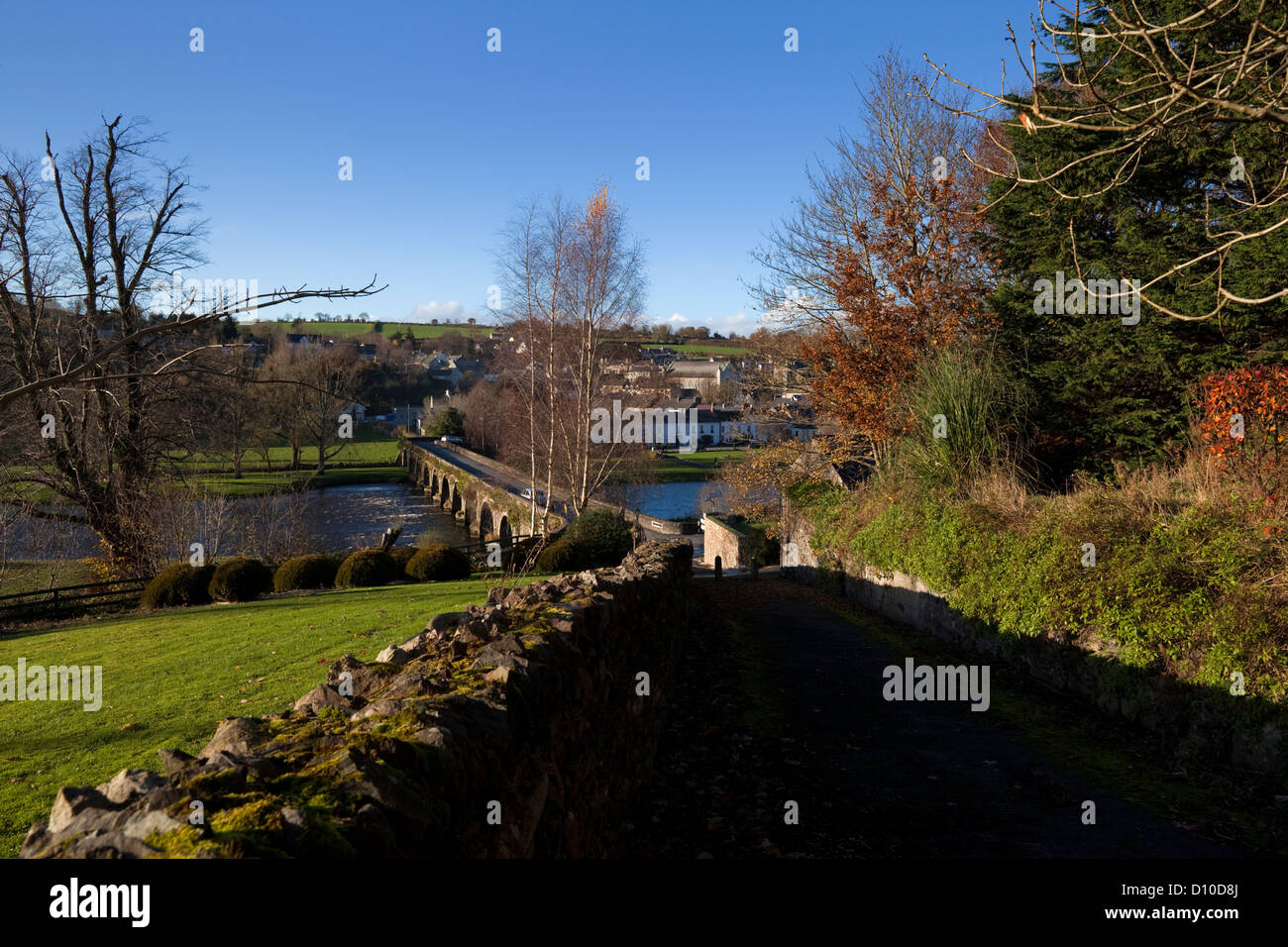 Die 10 Bogen, 1763-Brücke über den Fluss Nore, Inistioge, Grafschaft Kilkenny, Irland Stockfoto