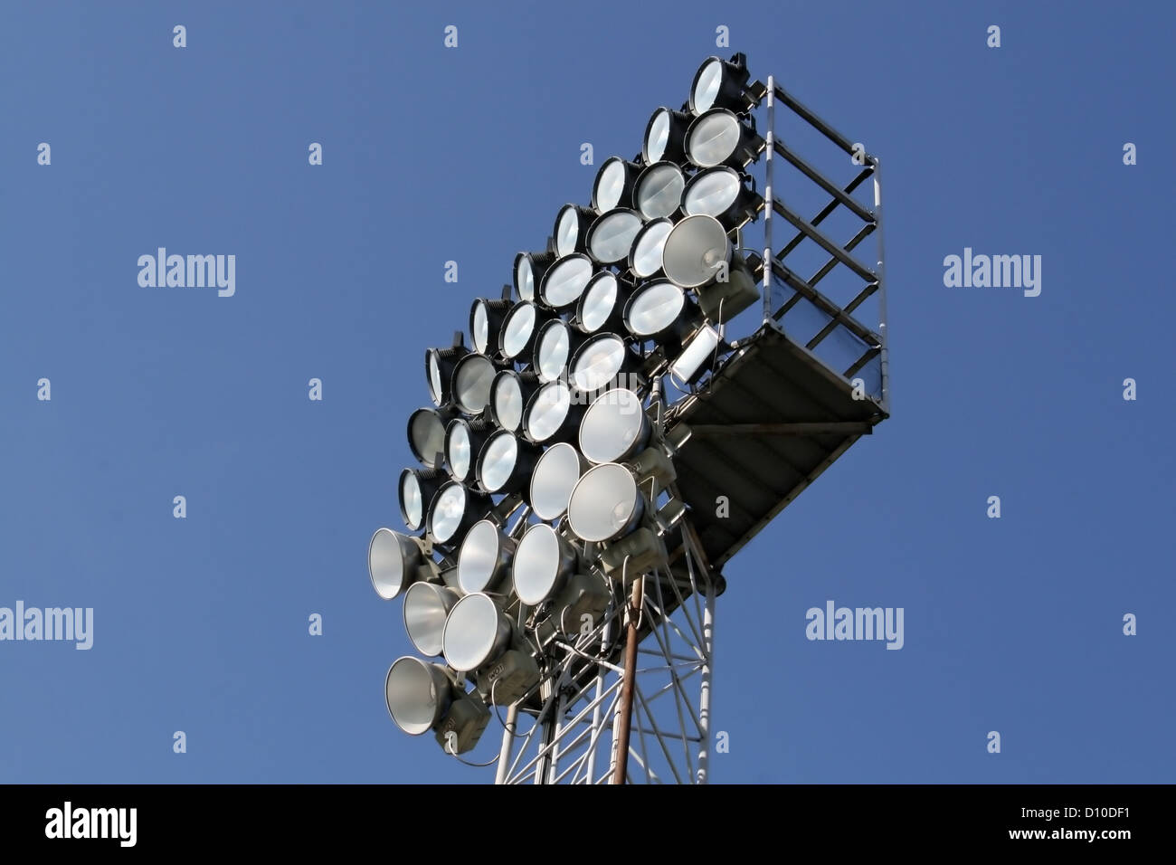 Türme mit Strahler und Fluter beleuchten die Nacht-Spiele im Stadion Stockfoto