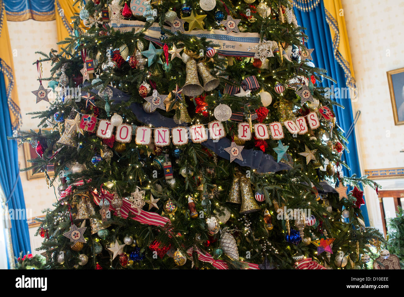 Die 2012 White House Weihnachtsschmuck. Weihnachtsbäume in der Kreuz-Halle und Blue Room. Stockfoto