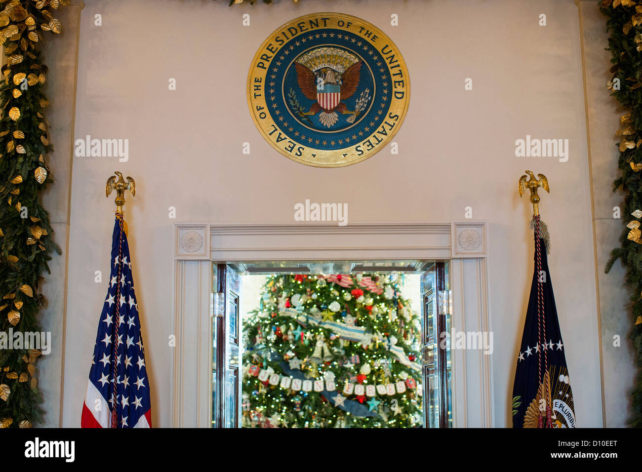 Die 2012 White House Weihnachtsschmuck. Weihnachtsbäume in der Kreuz-Halle und Blue Room. Stockfoto