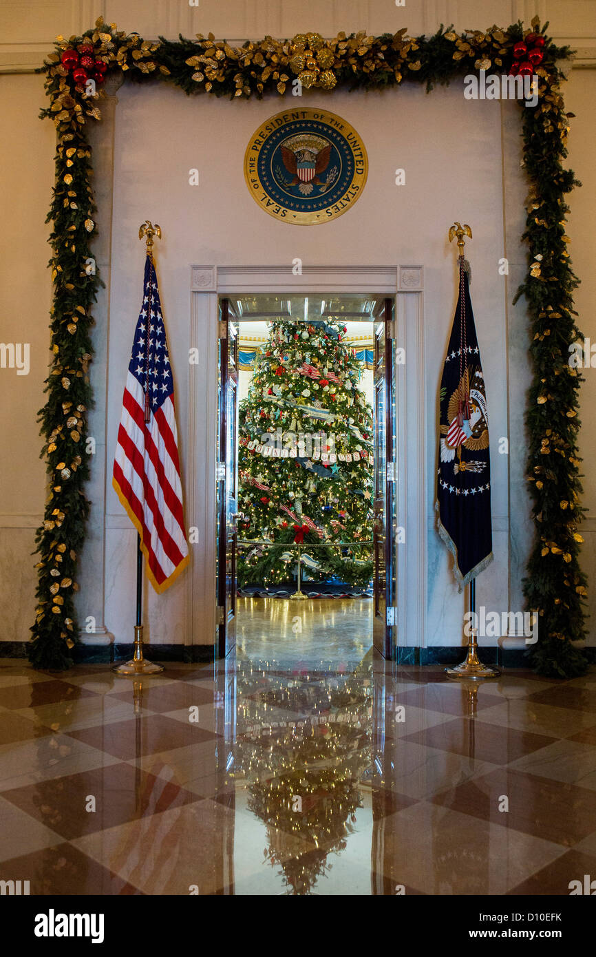 Die 2012 White House Weihnachtsschmuck. Weihnachtsbäume in der Kreuz-Halle und Blue Room. Stockfoto