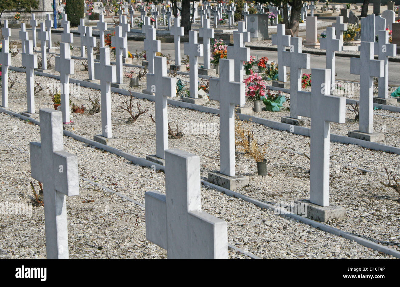 Gräber, Grabsteine und Kreuze eines Friedhofs in Italien Stockfoto