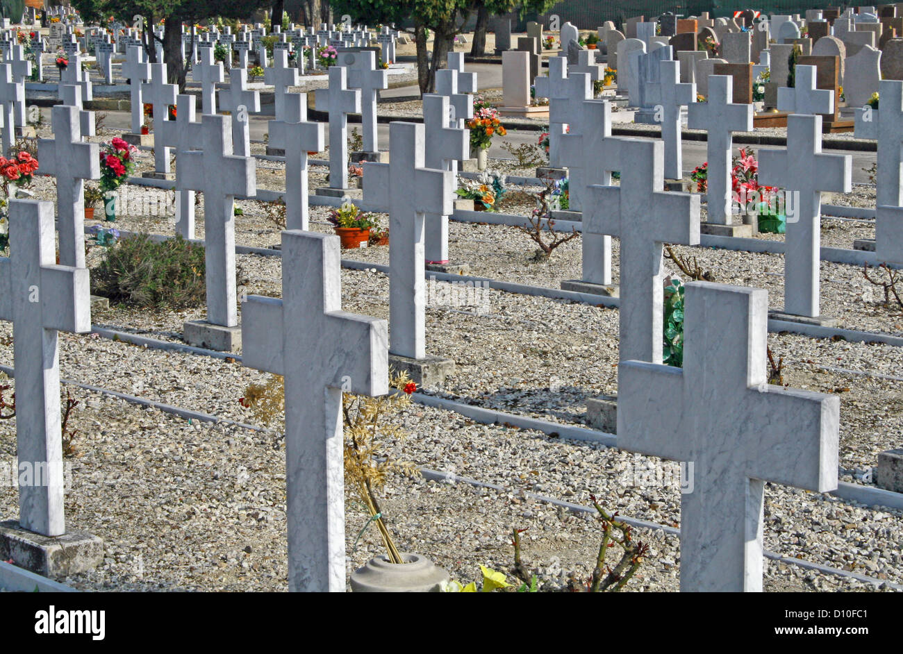 Gräber, Grabsteine und Kreuze eines Friedhofs in Italien Stockfoto