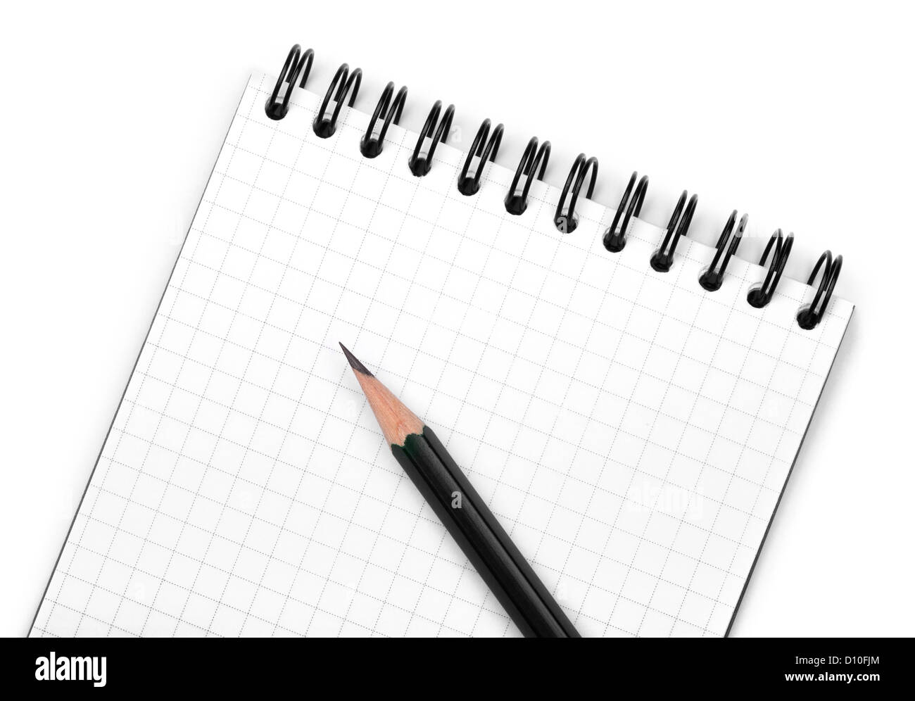Schwarzer Bleistift auf Notepad. Closeup. Isoliert auf weißem Hintergrund Stockfoto