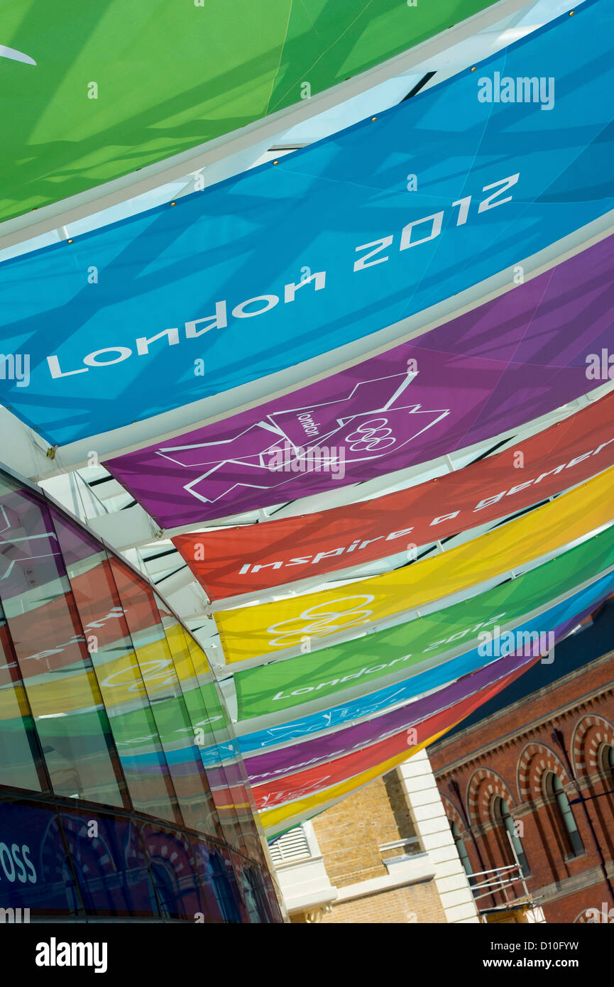 Bunte Banner auf dem Display vor dem Eingang zu den Kings Cross während der Olympischen Spiele 2012 in London. Stockfoto