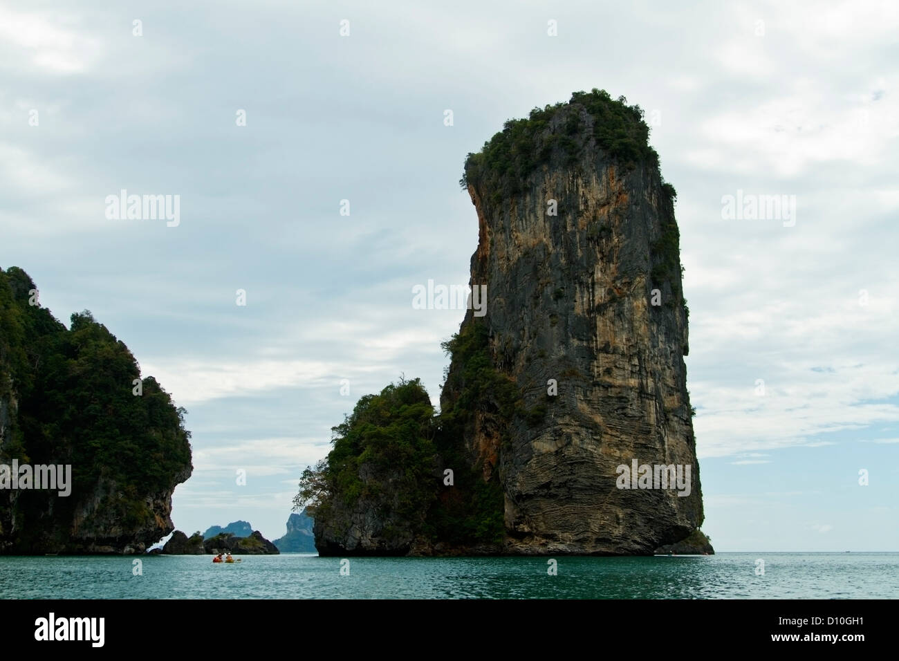 Kanuten erkunden die Kalkstein-Steilhänge in der Nähe von Railay Beach, Krabi, Thailand. Stockfoto