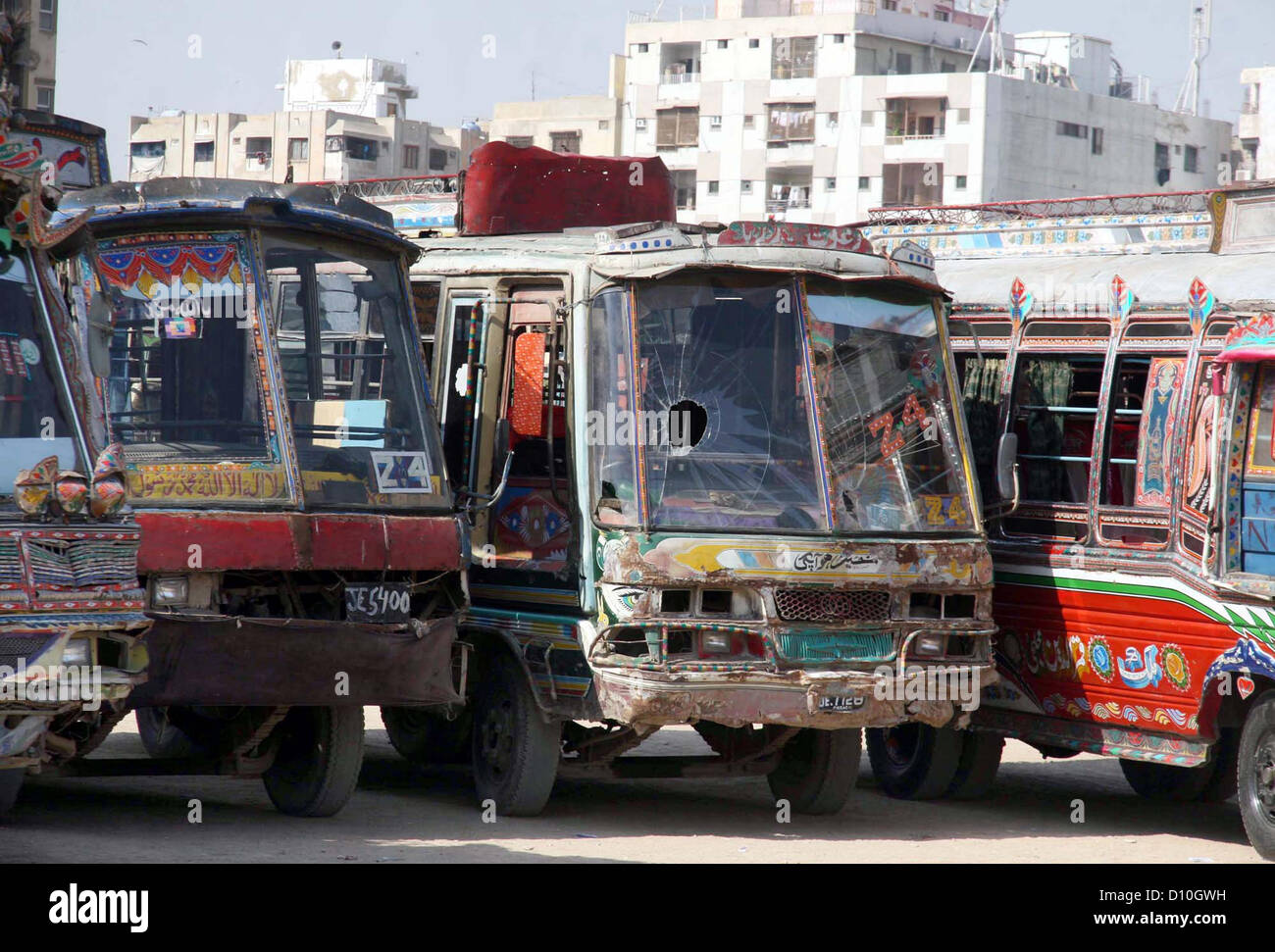 Linienbusse mit minderwertigen CNG-Zylinder von Verkehrspolizei beschlagnahmt werden auf Eisenbahn Ground, in Karachi auf Dienstag, 4. Dezember 2012 geparkten gesehen.  Polizei haben Durchgreifen gegen die Verwendung von minderwertigen Kraftstoff Zylinder Pkw Busse, Beschlagnahme von mehr als 200 Busse in der Metropole. Stockfoto
