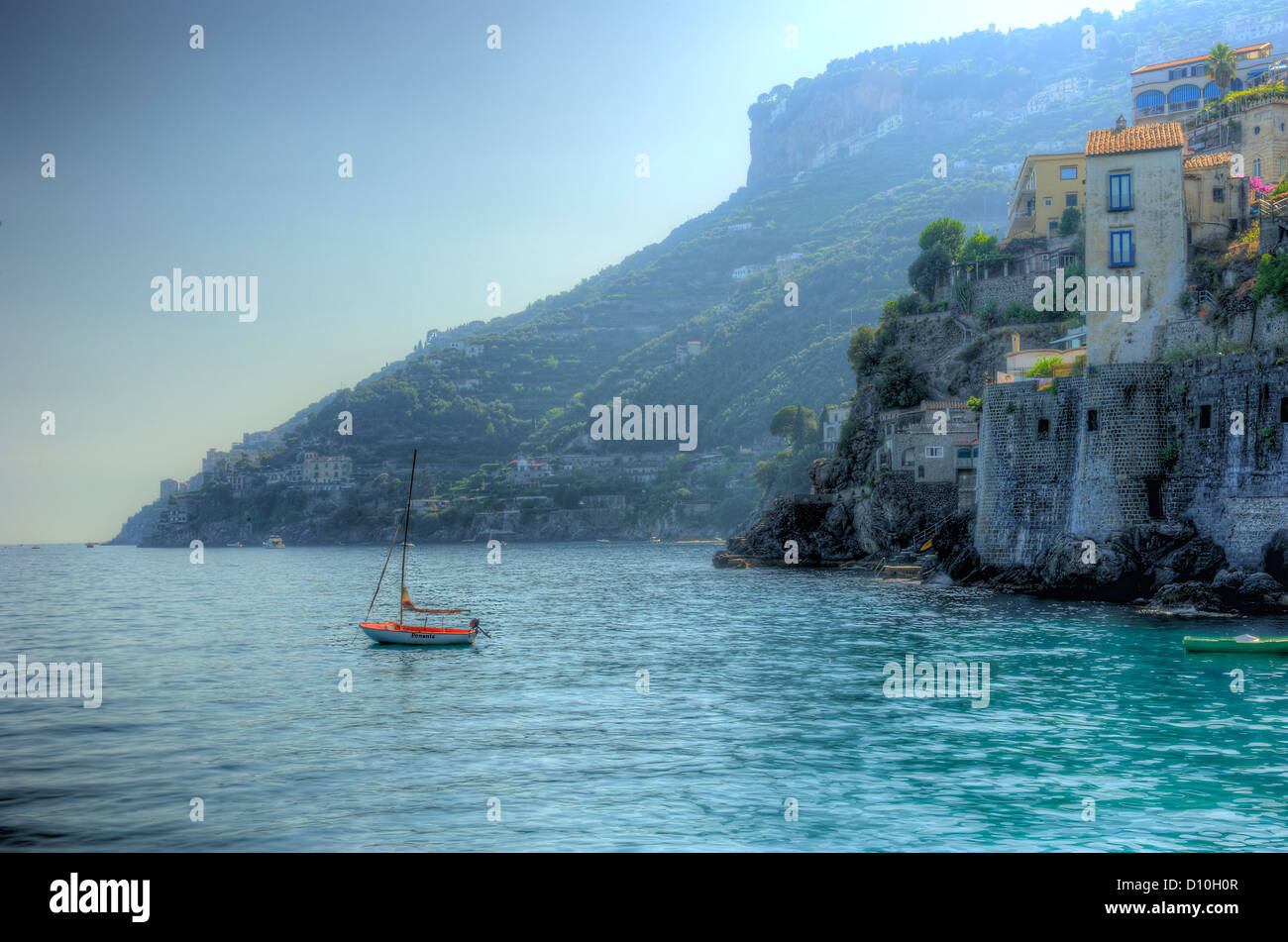 Minori an der Amalfi Küste in Italien. Amalfi ist eine Stadt und Comune in der Provinz Salerno in der Region Kampanien, Ita Stockfoto