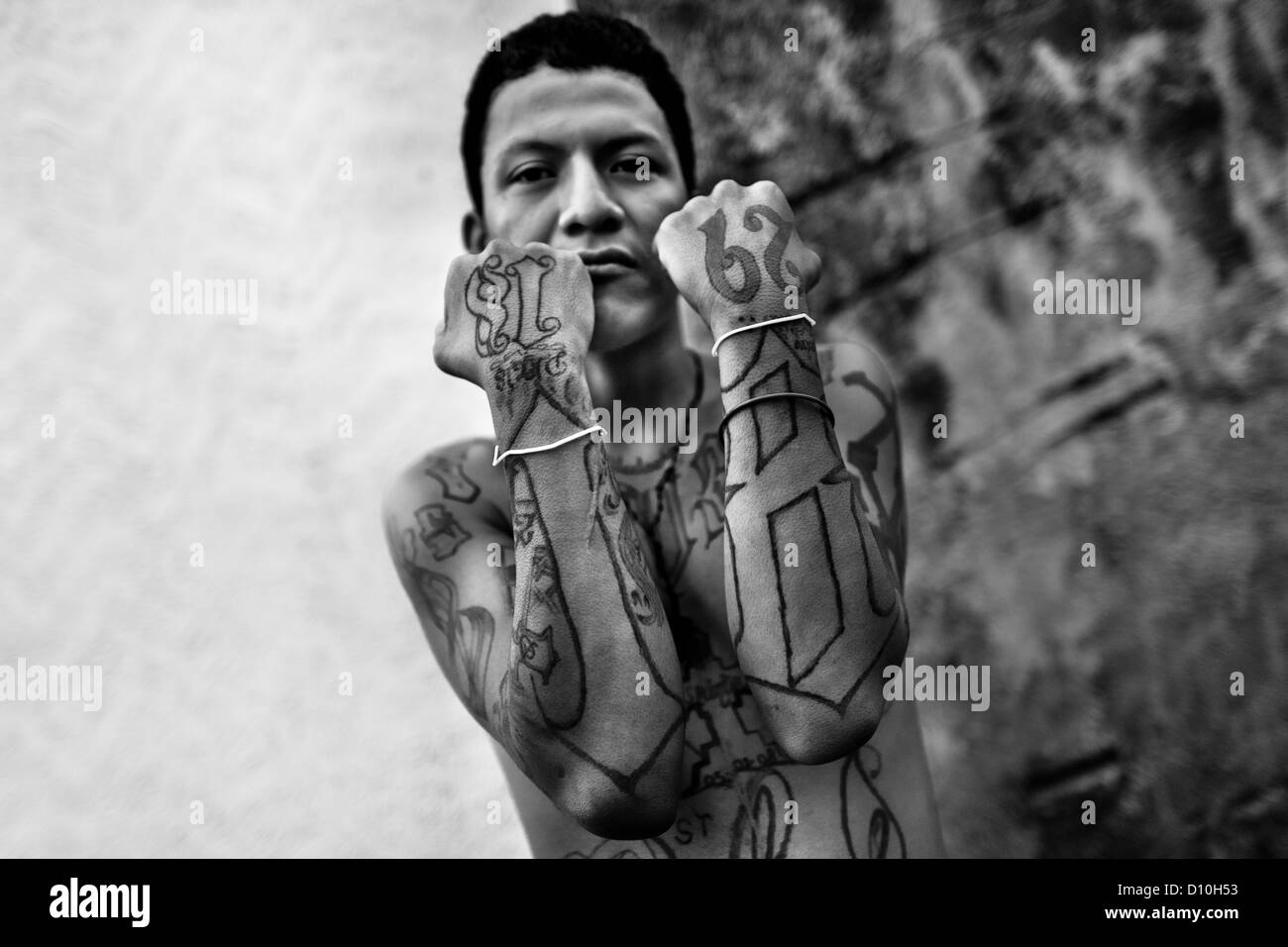 Ein Mitglied des 18 Street Gang (M-18) zeigt stolz seine Bande Tattoos in San Salvador, El Salvador. Stockfoto