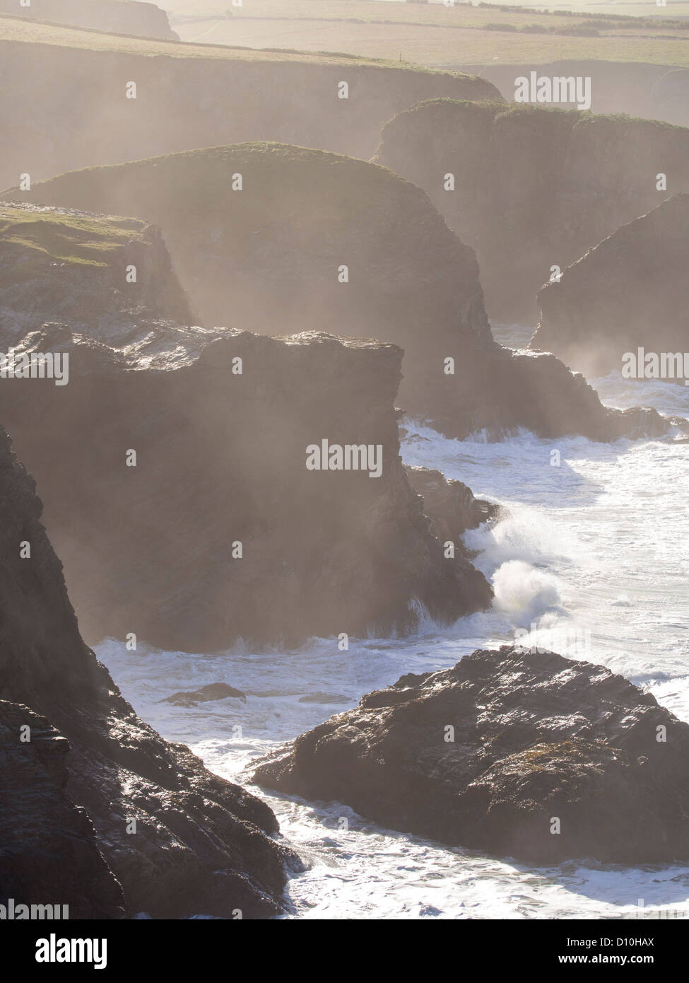 Salzige Gischt und Wellen in der Nähe von Porthcothan, Cornwall, UK. Stockfoto