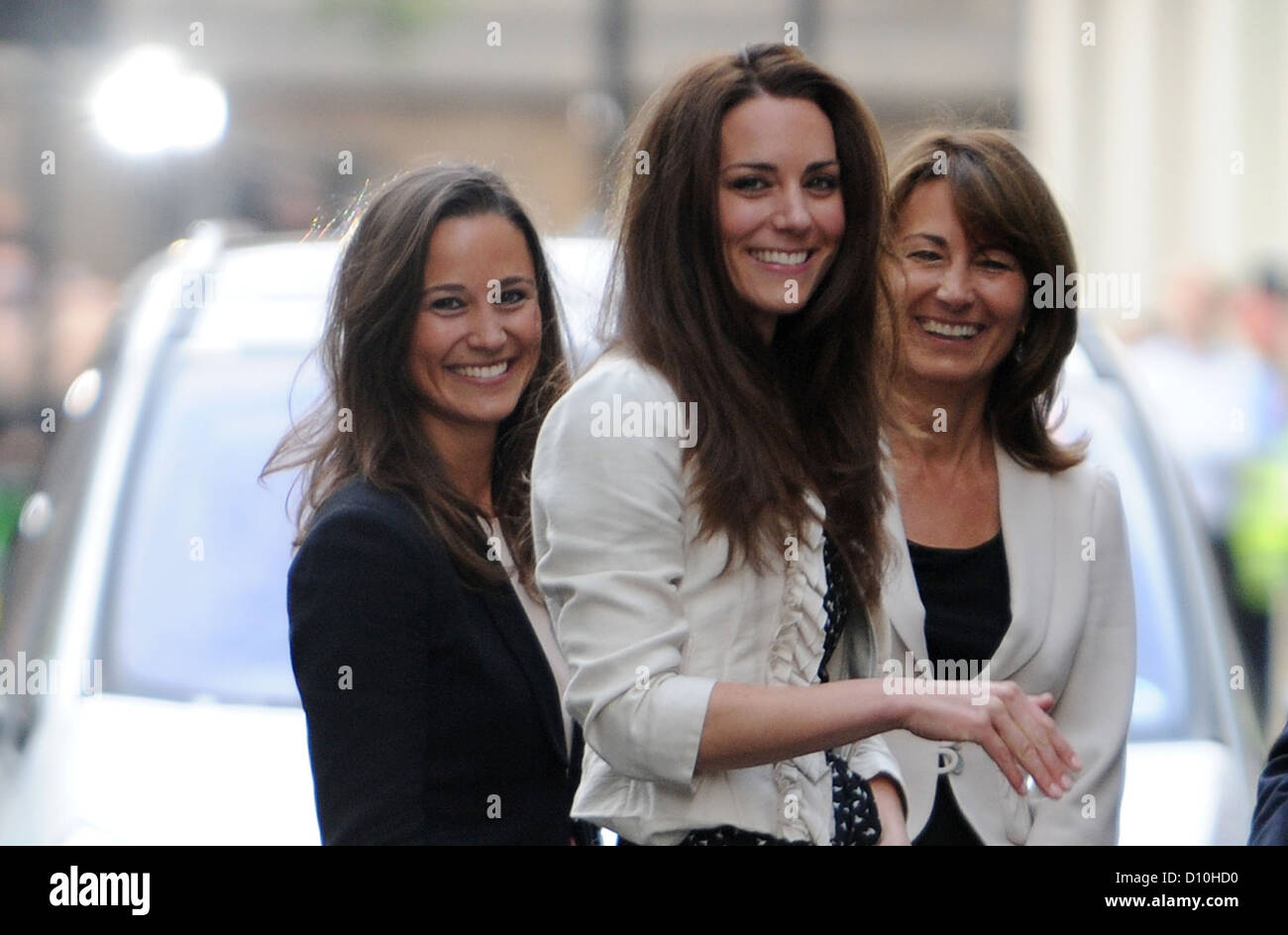 Kate Middleton (M) winkt der Menschenmenge vor dem Goring Hotel in London, Vereinigtes Königreich, 28. April 2011 zusammen mit ihrer Schwester Pippa (L) und ihre Mutter Carole. London bereitet sich auf die königliche Hochzeit von Prinz William und Kate Middleton in der Westminster Abbey Großbritanniens am 29. April. Foto: FRANK Mai Stockfoto