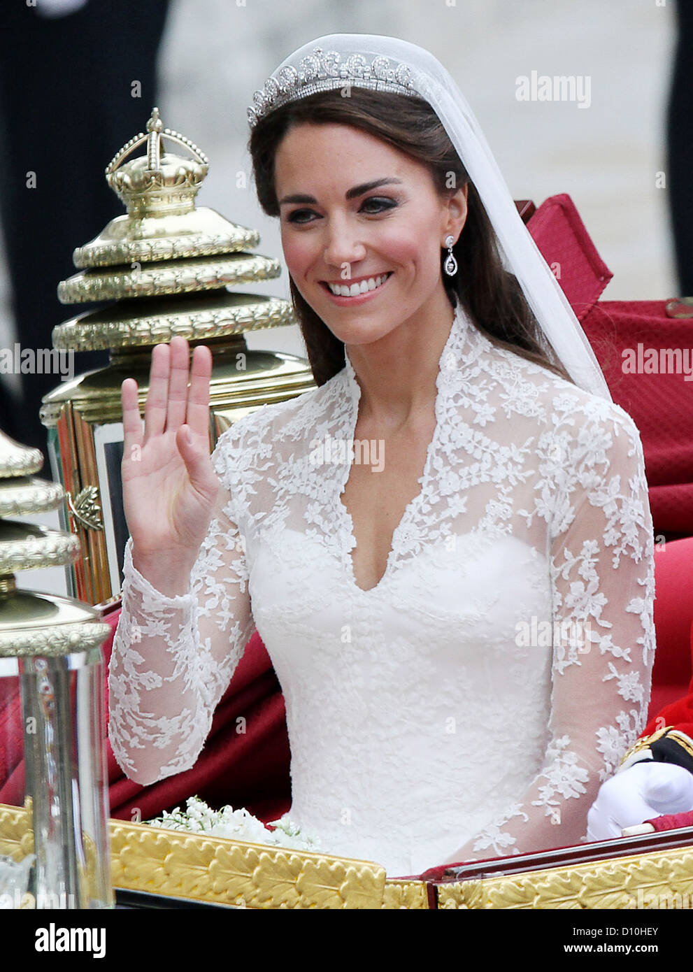 Prinzessin Catherine verlassen die Westminster Abbey in einer Kutsche nach ihrer Trauung in London, Großbritannien, 29. April 2011. Rund 1.900 Gäste folgten die königlichen Trauung von Prinz William und Kate Middleton in der Kirche. Foto: Patrick van Katwijk Stockfoto