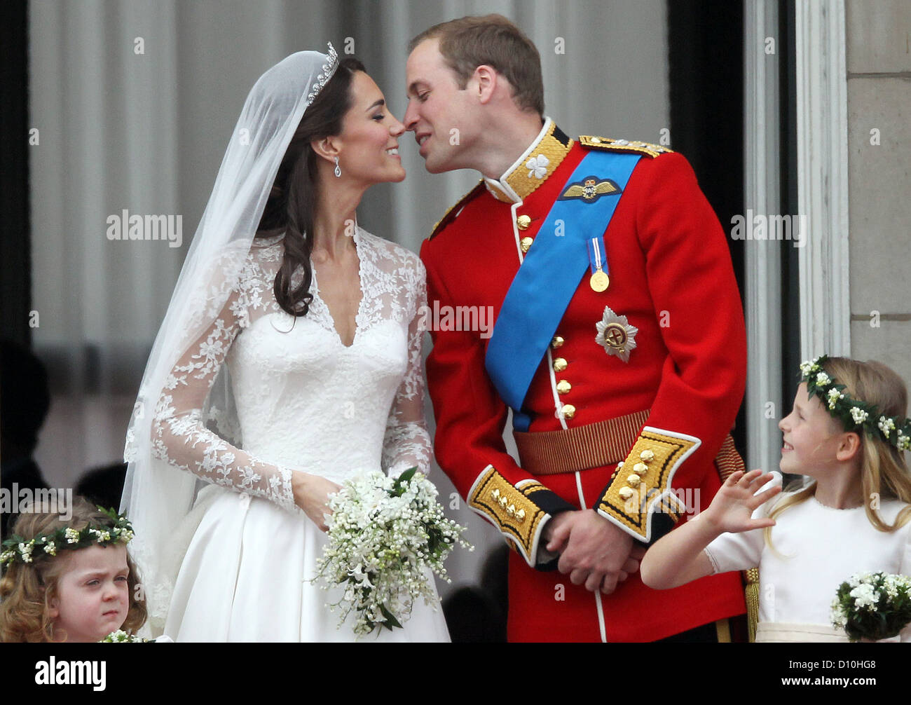 Ersten Kuss für das frisch vermählte Paar Prinzessin Catherine und Prinz William auf dem Balkon des Buckingham Palace in London, Großbritannien, 29. April 2011, nach ihrer Trauung. Gäste aus der ganzen Welt wurden eingeladen, um die Hochzeit von Prinz William und Kate Middleton zu feiern. Foto: Kay Nietfeld dpa Stockfoto