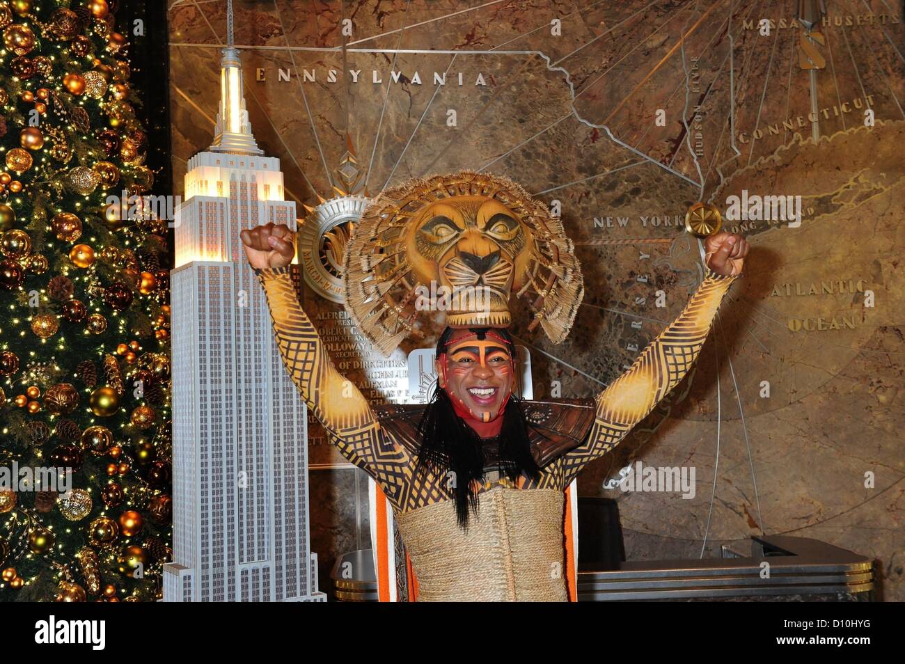 4. Dezember 2012 leuchtet - Manhattan, New York, USA - ALTON FITZGERALD weiß wie Mufasa aus Broadway der König der Löwen das Empire State Building gelb zur Feier von 15 Jahren am Broadway, Dienstag, 4. Dezember 2012. Stockfoto