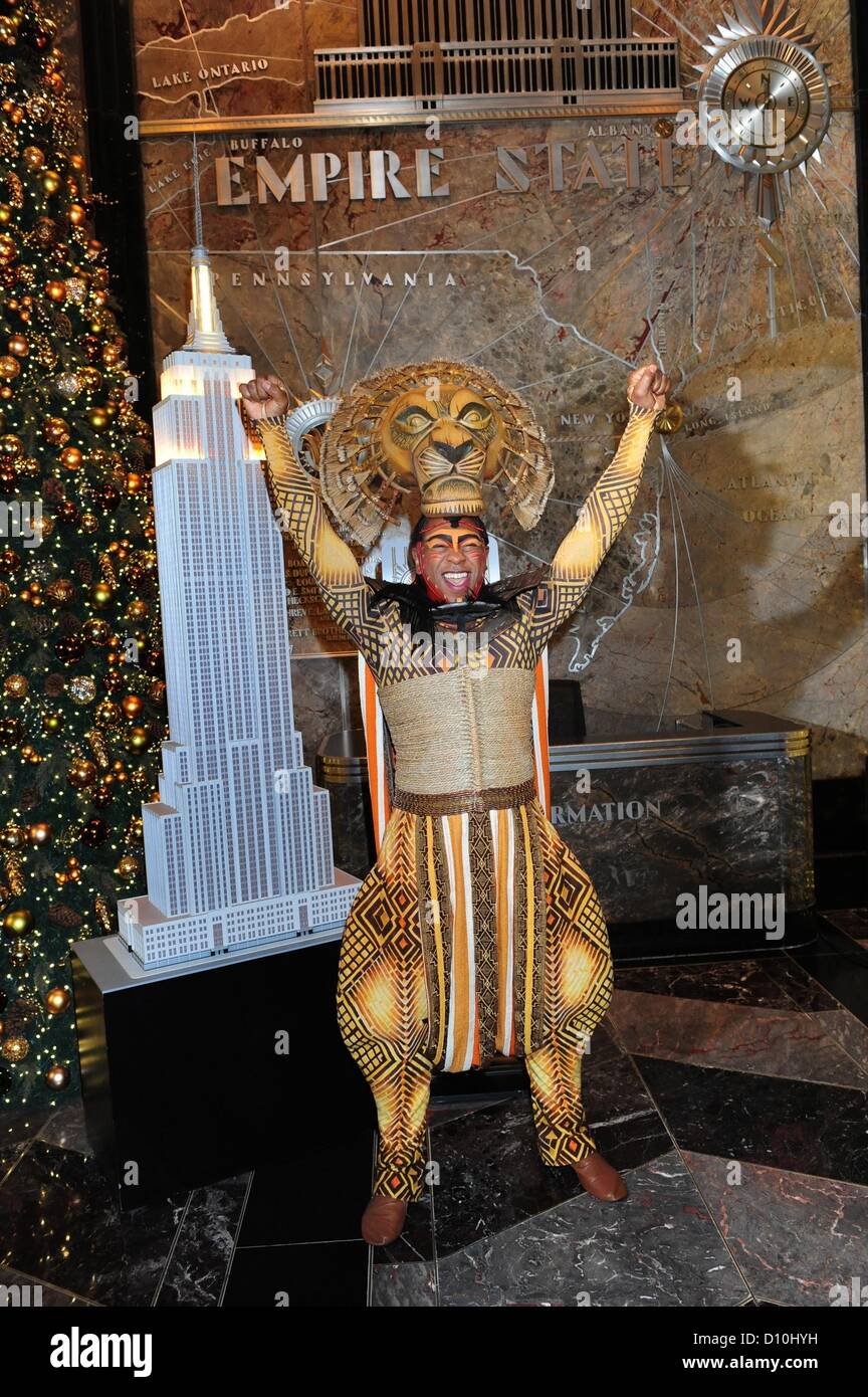 Manhattan, New York, USA - ALTON FITZGERALD weiß wie Mufasa vom Broadway The Lion King Lichter das Empire State Building gelb zur Feier von 15 Jahren am Broadway, Dienstag, 4. Dezember 2012. Stockfoto