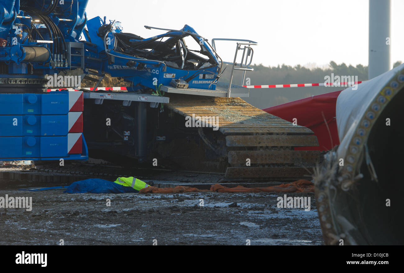 Eine zerdrückte Krankabine ist neben einem gefallenen Rotorblatt auf eine Wind-Motorenwerk in Sundhagen, Deutschland, 3. Dezember 2012 abgebildet. Kran Dirigent wurde während der Installation Unfall getötet. Er starb vor Ort. Foto: STEFAN SAUER Stockfoto