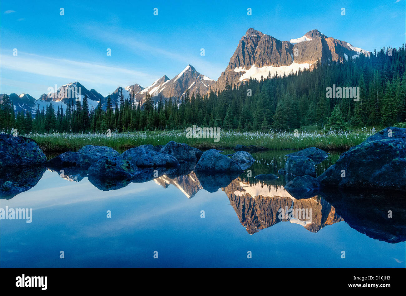 Outpost Peak, (rechts) Tonquin Valley Trail, Jasper Nationalpark, Alberta, Kanada Stockfoto