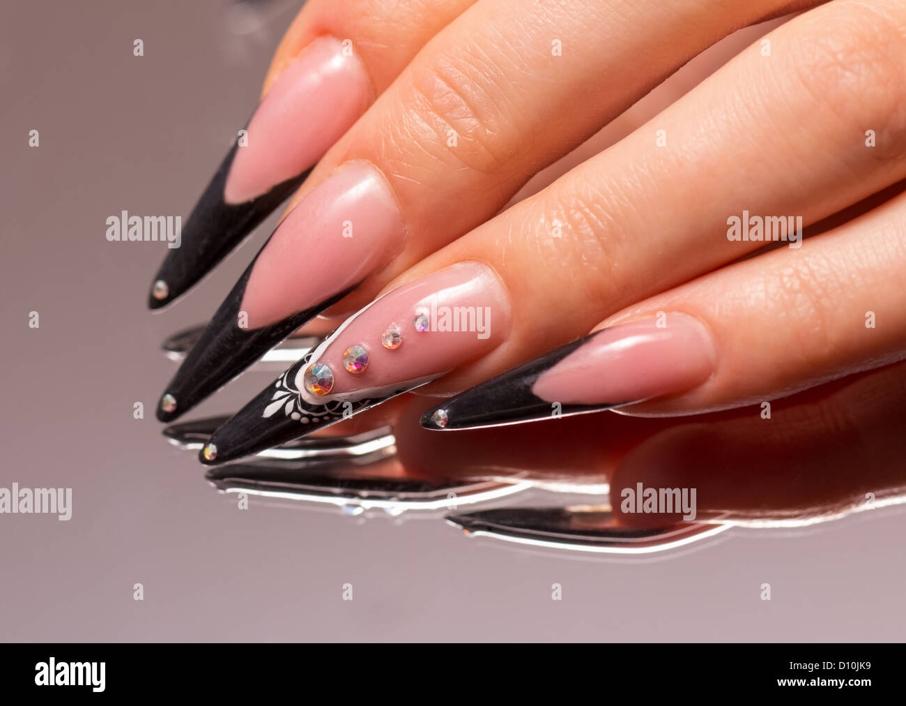 Maniküre mit Reflexion im Spiegel. Frau Finger Stockfoto