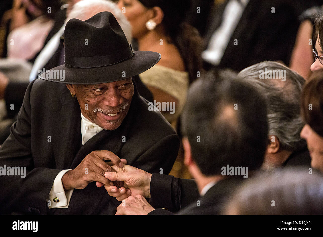 Schauspieler Morgan Freeman grüßt ein weiterer Gast an der Rezeption des Kennedy Center Honors im Weißen Haus am 2. Dezember 2012 in Washington, DC. Das Kennedy Center Honors erkannt sieben Personen - Buddy Guy, Dustin Hoffman, David Letterman, Natalia Makarova, John Paul Jones, Jimmy Page und Robert Plant - für ihre lebenslange Beiträge zur amerikanischen Kultur durch die darstellende Kunst. . Bildnachweis: Brendan Hoffman / Pool über CNP Stockfoto