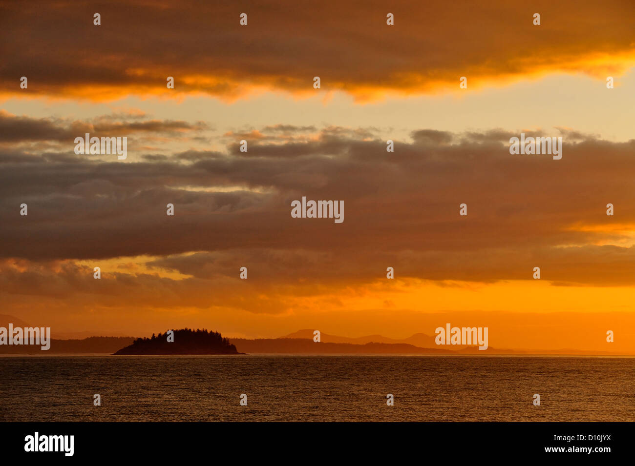 Sonnenuntergang Himmel über Blackfish Sound, Vancouver Island, BC, Kanada, Vancouver Island, Britisch-Kolumbien BC, Kanada Stockfoto