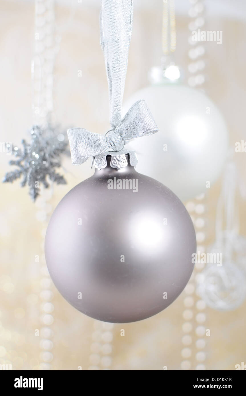 Weihnachtskugel Dekoration - Silber am Band Stockfoto