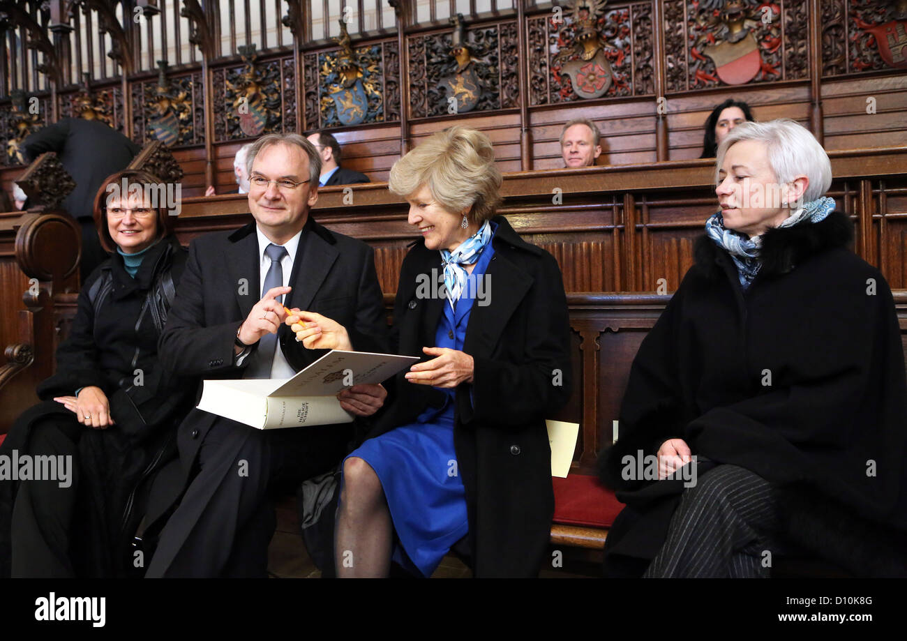 Friede Springer Verlag (2. R) unterschreibt die neue Ausgabe der Bibel nach der Übersetzung Martin Luthers für die Premier des Landes Sachsen-Anhalt, Reiner Haseloff (CDU, C) und in Anwesenheit von Gabriele Haseloff (L) und die Frau des ehemaligen Premier Sachsen-Anhalts Boehmer, Brigitte Klein (R) an der Pfarrei Kirche Wittenberg, Deutschland, 3. Dezember 2012. Die evangelische Kirche Deutschland und Axel Springer Verlag veröffentlichen gemeinsam eine Version der Bibel nach Martin Luther Übersetzungen. Foto: Jan Woitas Stockfoto