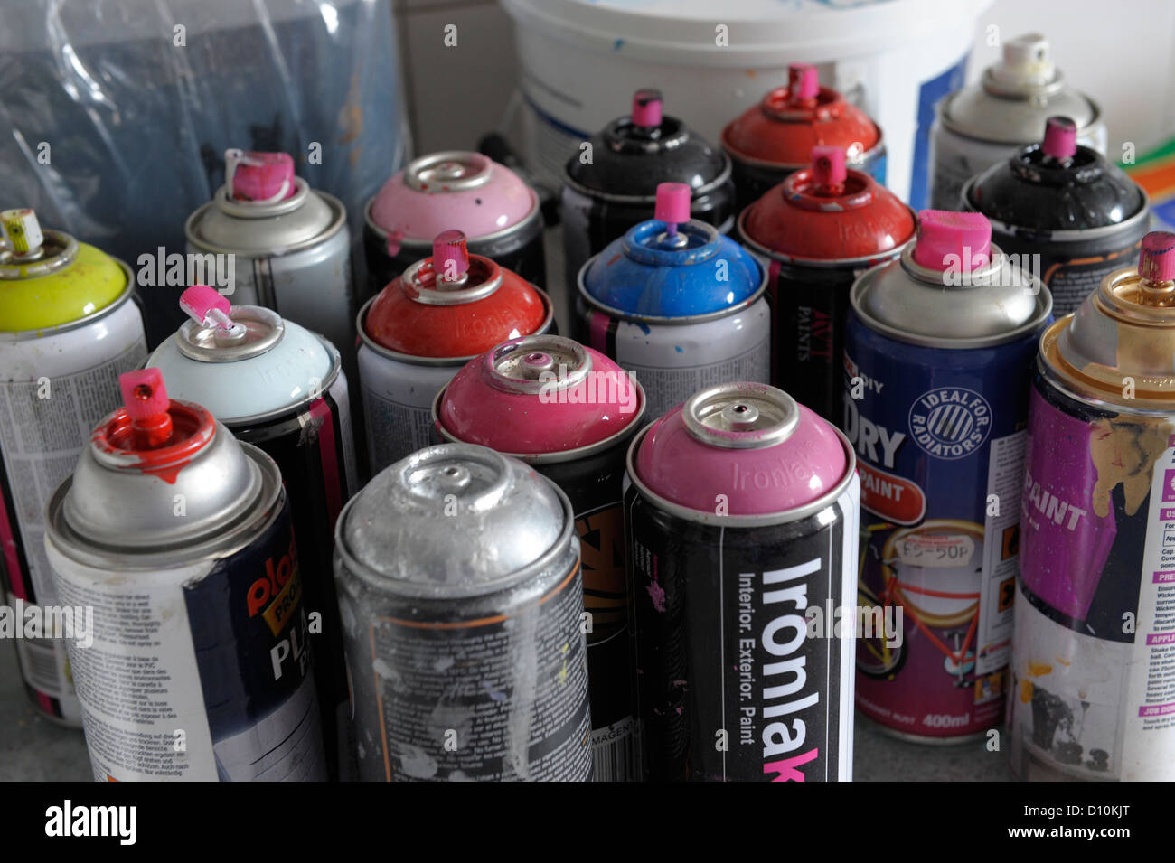 Dosen von Aerosol-Spray-Farbe in ein Künstler Atelier Stockfoto