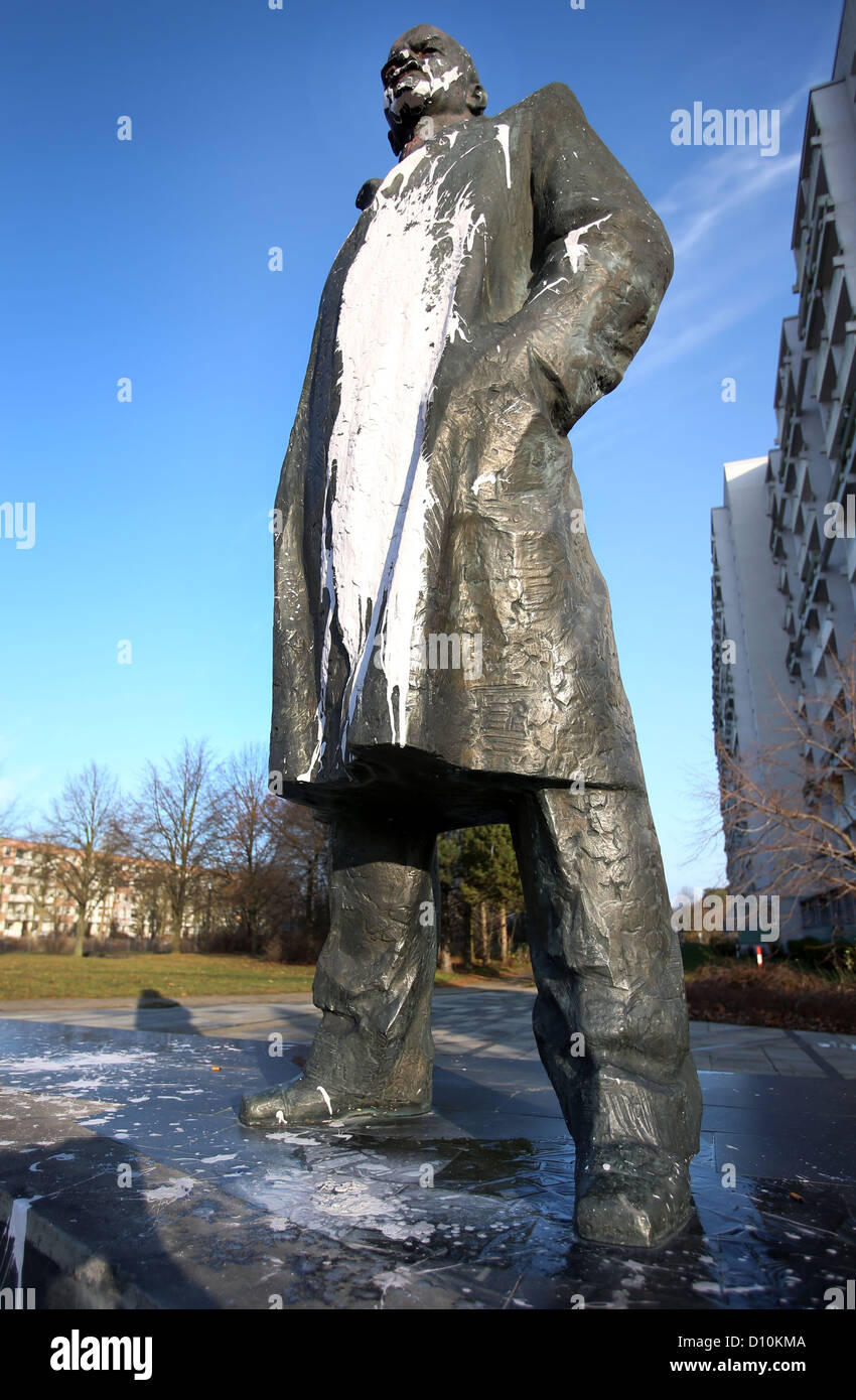 Eine bemalte Lenin-Denkmal ist das städtische Nachbarschaft Grosser Dreesch in Schwerin, Deutschland, 3. Dezember 2012 abgebildet. Die Stadtverwaltung prüft derzeit verschiedene Methoden der Reinigung. Die Skulptur des Estlandian Künstlers Jaak Soans wurde stehend in die Plattenbau-Viertel seit 1985 und ist gehalten, heute älteste Lenin Skulptur Wester Europas ist. Foto: Jens Büttner Stockfoto