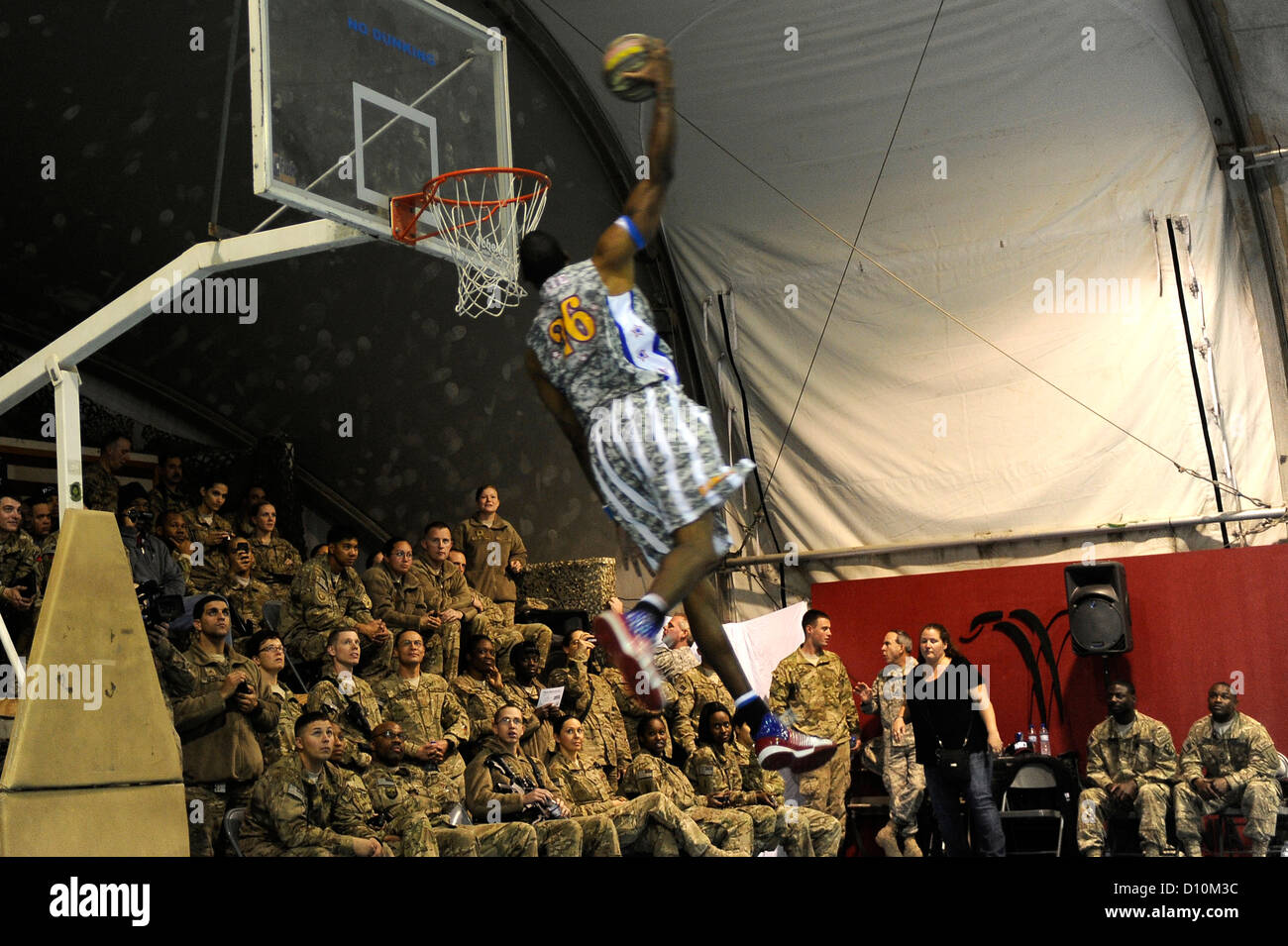 "Hi-Lite" Bruton lebt bis zu seinem Spitznamen mit seinen hochfliegenden Slam Dunk in Bagram Airfield, Afghanistan, 28. November 2012. Stockfoto