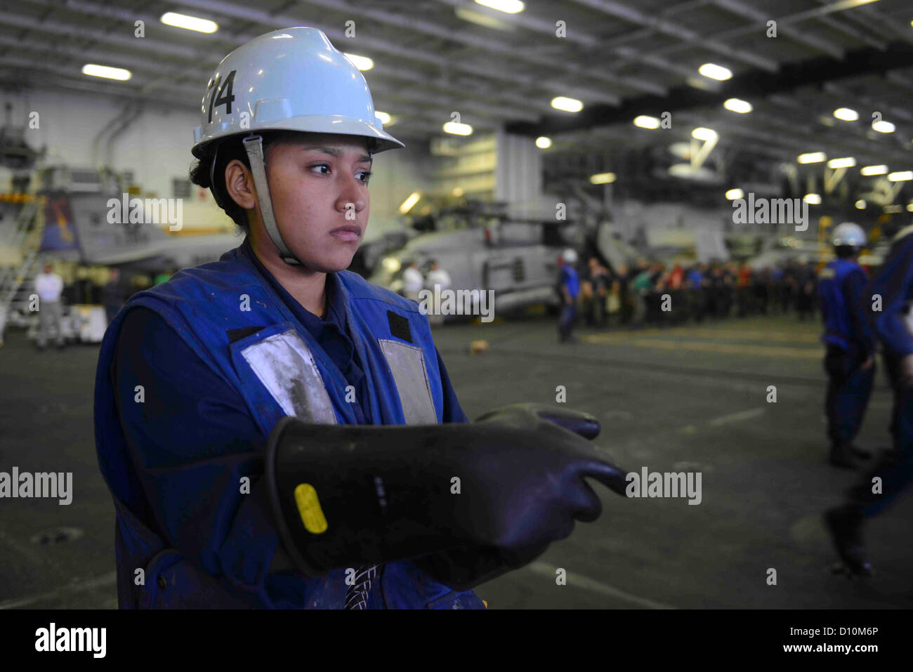 Der Bootsmann Mate Seemann Apprentice Azusena Roman, aus Los Angeles, betreibt die gleitende Padeye Station in Hangar Bucht zwei durin Stockfoto