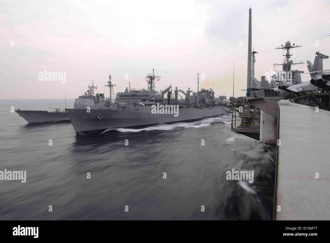 Ticonderoga-Klasse geführte Flugkörper Kreuzer USS Mobile Bay (CG 53) und das Military Sealift Command schnell Kampfunterstützung Schiff Stockfoto