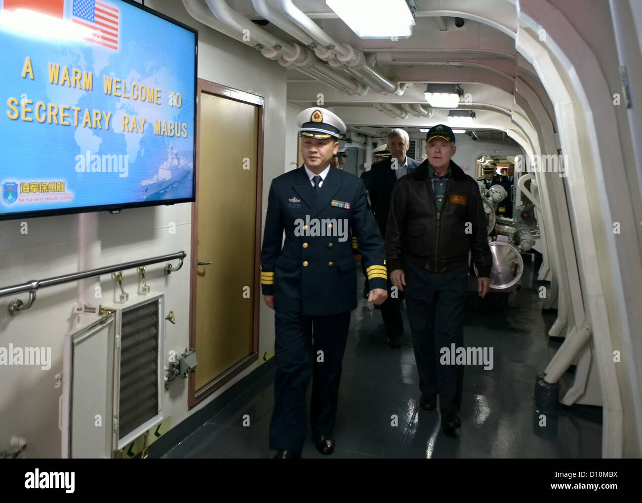 Secretary Of The Navy Honorable Ray Mabus tourt das chinesische Volk Liberation Army Navy Jiangkai II-Klasse Schiff Xu Zhou (FFG-539). Mabus besucht Vertiefung unserer militärischer-Engagements, rebal China um die neue US-Verteidigungsstrategie besprechen Stockfoto