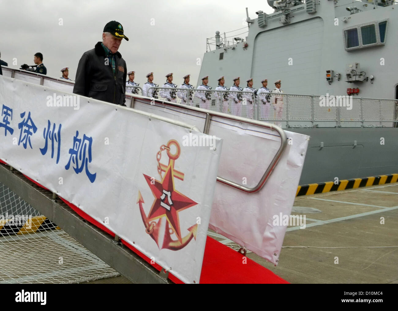 Secretary Of The Navy Honorable Ray Mabus fährt das chinesische Volk Liberation Army Navy Jiangkai II-Klasse Schiff, Xu Zhou Stockfoto