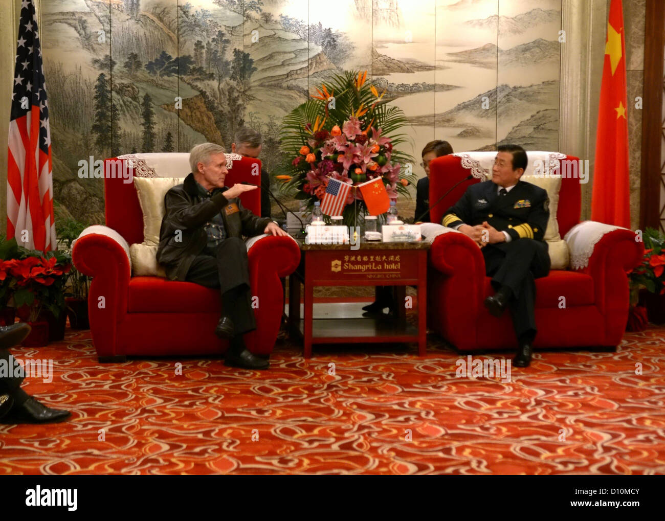 Secretary Of The Navy trifft die Honorable Ray Mabus mit Vice Admiral Su Zhiqian, der East Sea Fleet Commander der chinesischen Volksbefreiungsarmee Navy. Mabus besucht Vertiefung unserer militärischer China um die neue US-Verteidigungsstrategie besprechen Stockfoto