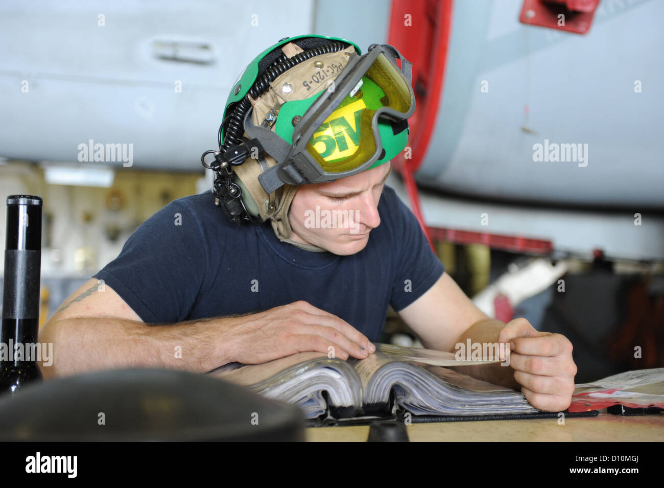 Luftfahrt strukturelle Mechaniker 2. Klasse (AW) Robert Kelley prüft ein Handbuch für Anweisungen zur Durchführung von war- Stockfoto