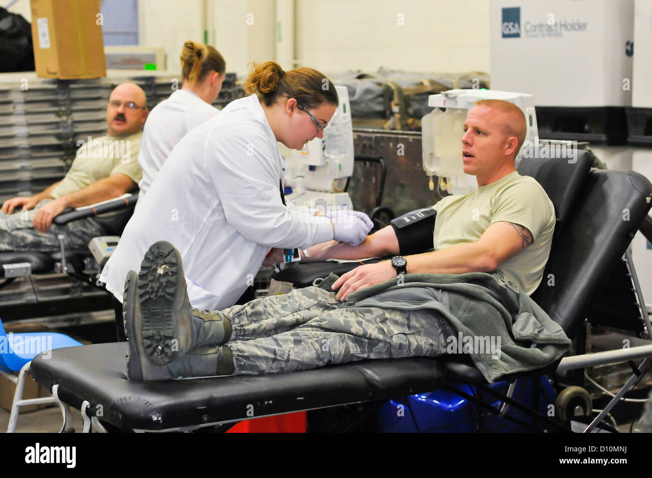 Flieger des 182. Airlift-Flügels in Peoria, Illinois, nehmen an einer Blutfahrt Teil, die vom amerikanischen Roten Kreuz organisiert wird, um ihre Kollegen zu unterstützen. Stockfoto